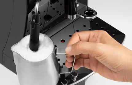 Aparat za kafu Delonghi Magnifica Start ecam22.115.b, crni, detalj mliječna pjena