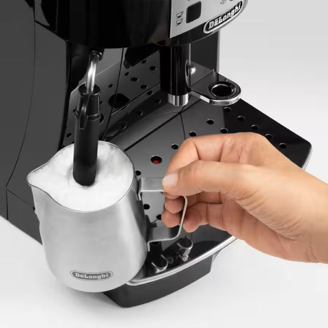 Aparat za kafu Delonghi Magnifica Start ecam22.115.b, crni, detalj mliječna pjena